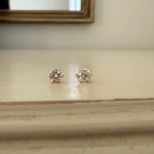 4.2mm Fewer Finer Diamond Daisy Stud Earrings - 0.5ctw